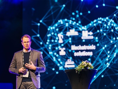 Konferenssikuvaus – asiantuntija lavalla puhumassa